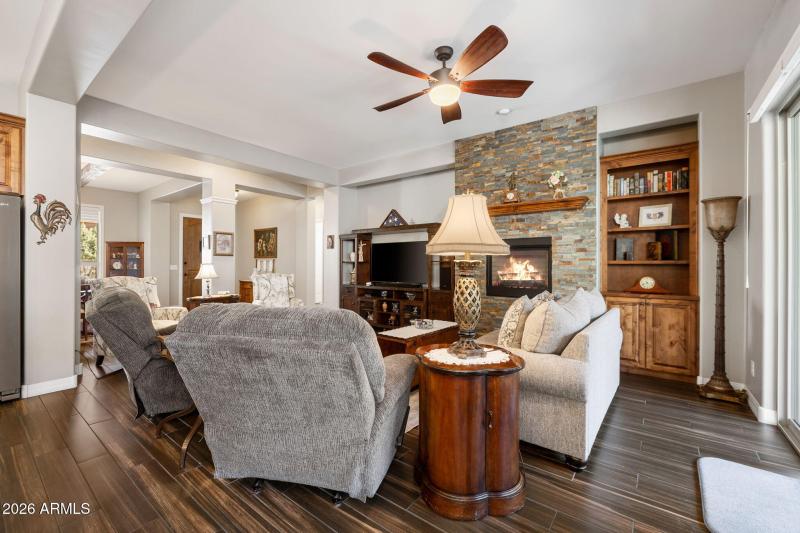 15-Living Room (2)
