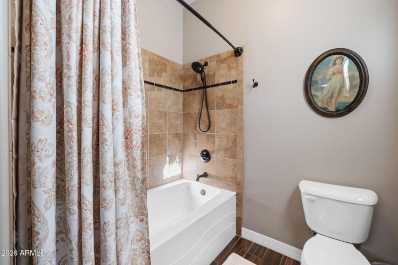 25-Bathroom 2 (2)