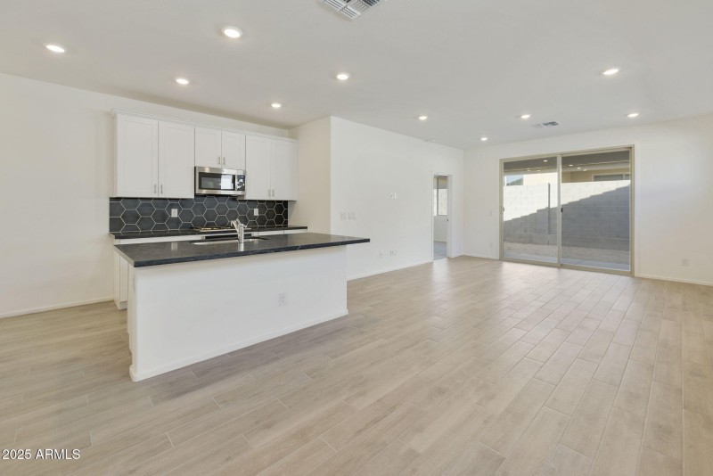 KITCHEN / GREAT ROOM