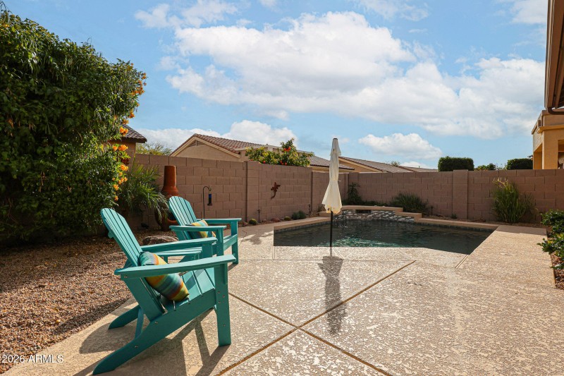 SPARKLING POOL IN CORNER