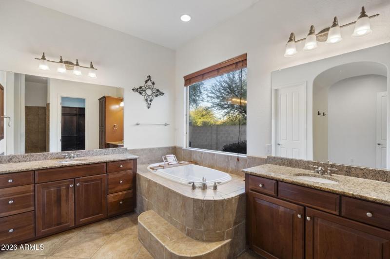 Bath w Dual Vanities & Soaking Tub