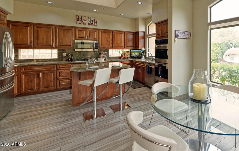 BREAKFAST RM TO KITCHEN