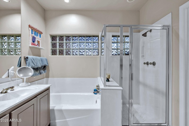 2ND MASTER SEPARATE TUB & SHOWER