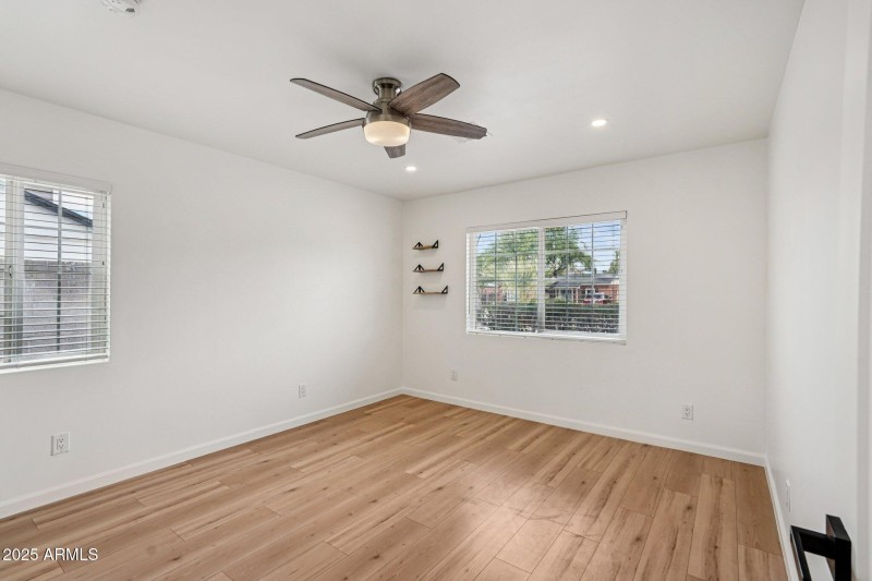 14-web-or-mls-E Cheery Lynn Rd-S2009-014