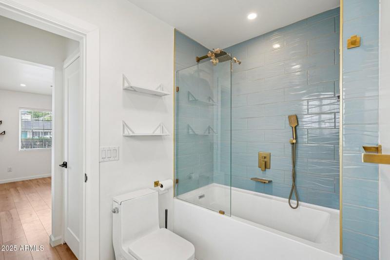 23-web-or-mls-E Cheery Lynn Rd-S2009-023