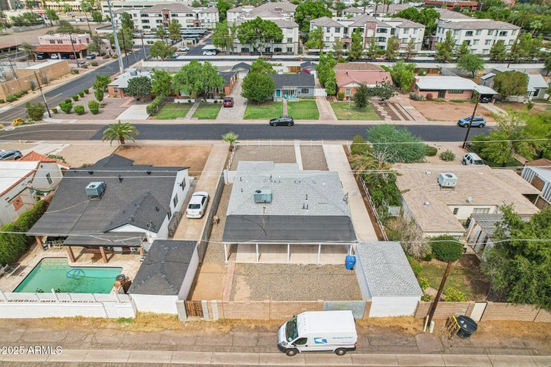 43-web-or-mls-E Cheery Lynn Rd-S2009-043