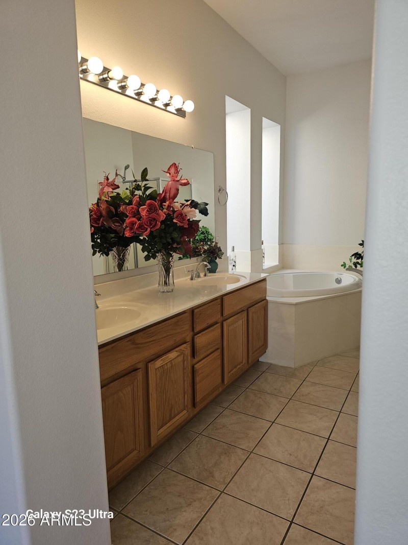 2 sinks w/ sep tub