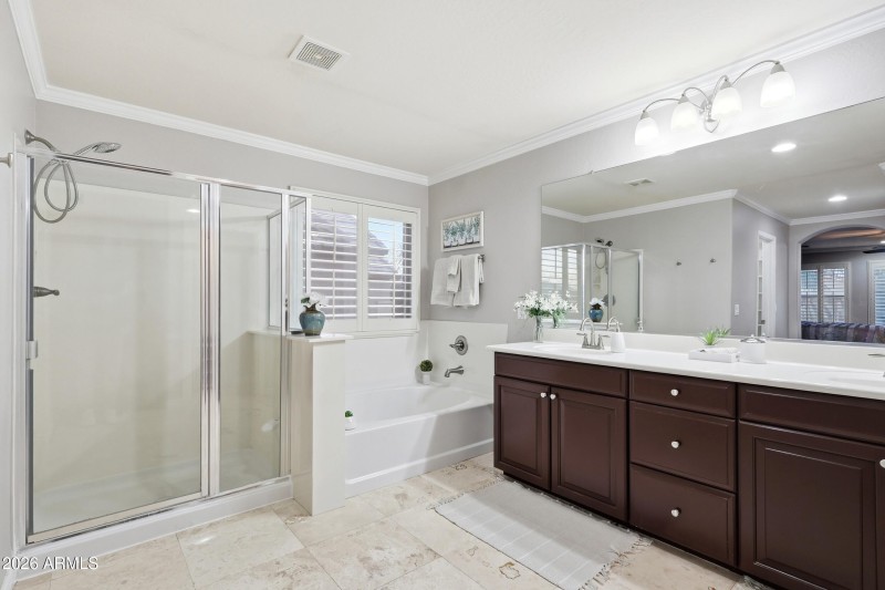 dual vanities and soaker tub
