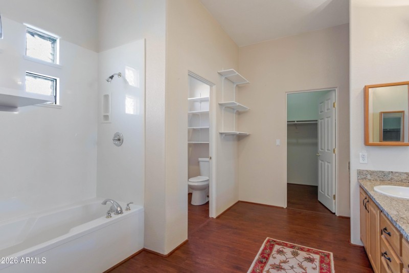 Primary Bath w/walk in closet