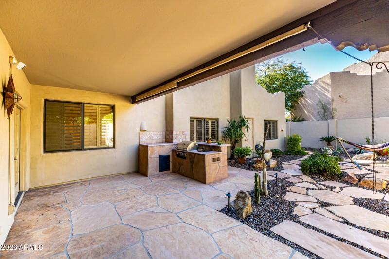 Covered patio/BBQ area