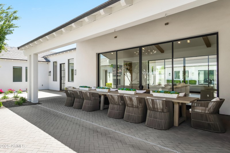 Outdoor Dining in Courtyard