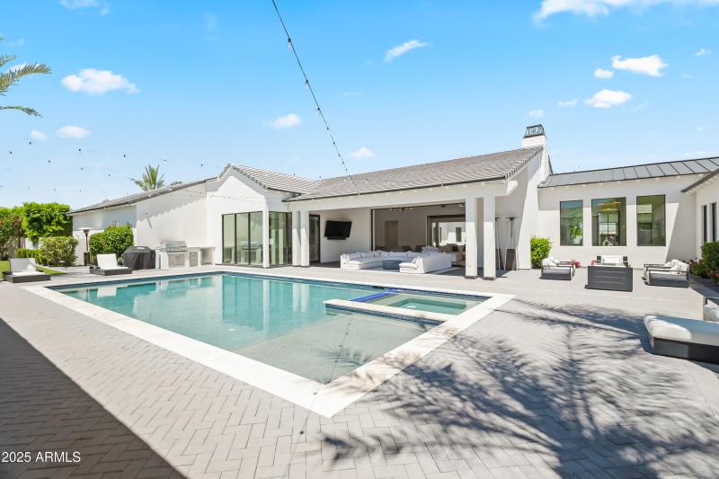 Sparkling Pool + Inlayed Spa + Firepit