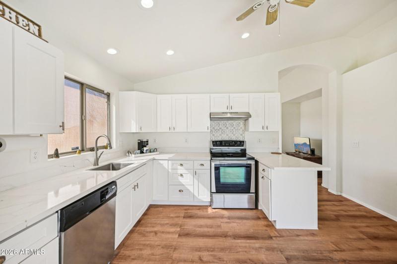 14-web-or-mls-N 107th Dr-S0402-014