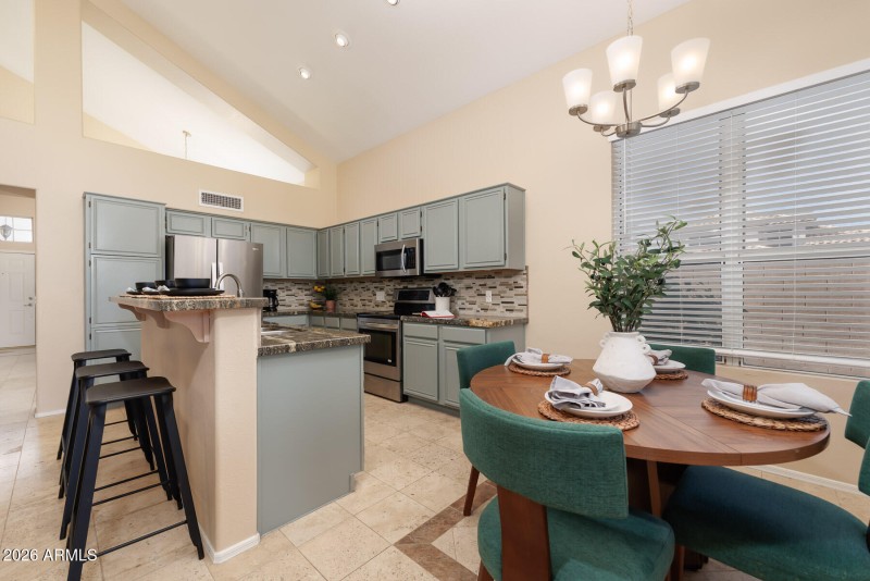 W Los Gatos Dr (7452)-9