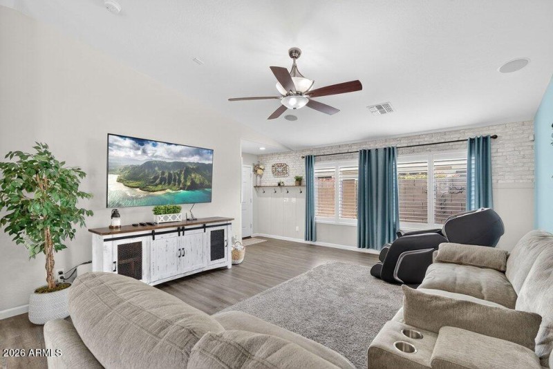 008_9-web-or-mls-23-e_saddlebrook_rd_585