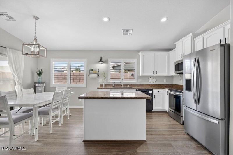 011_12-web-or-mls-27-e_saddlebrook_rd_94