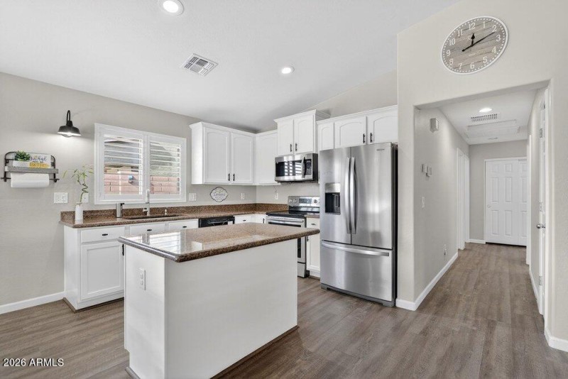 012_13-web-or-mls-28-e_saddlebrook_rd_54