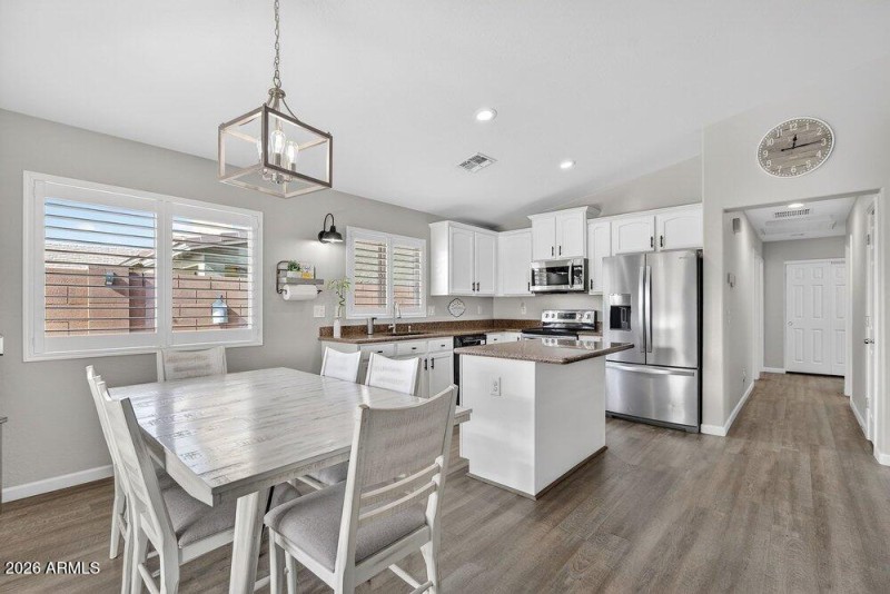 016_17-web-or-mls-31-e_saddlebrook_rd_91