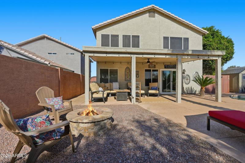 Lots of entertaining space!