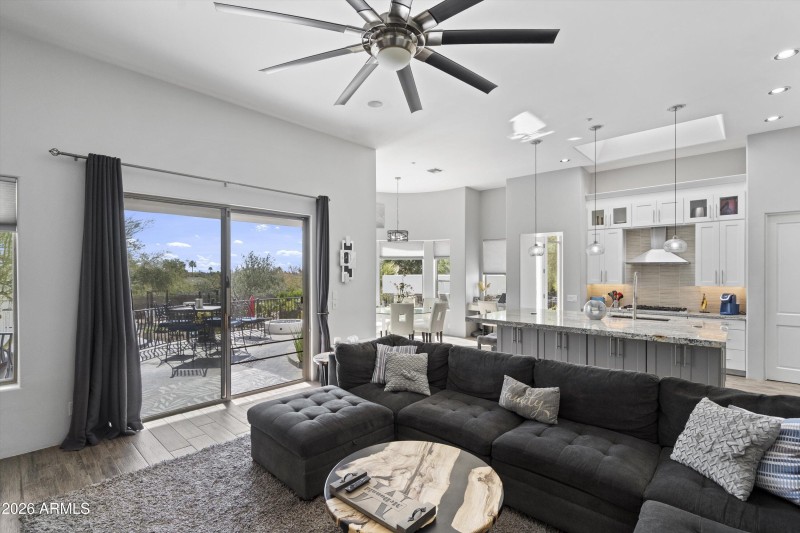 039-Family Room to Kitchen