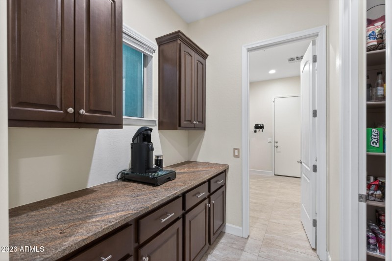 18) BUTLER_S PANTRY