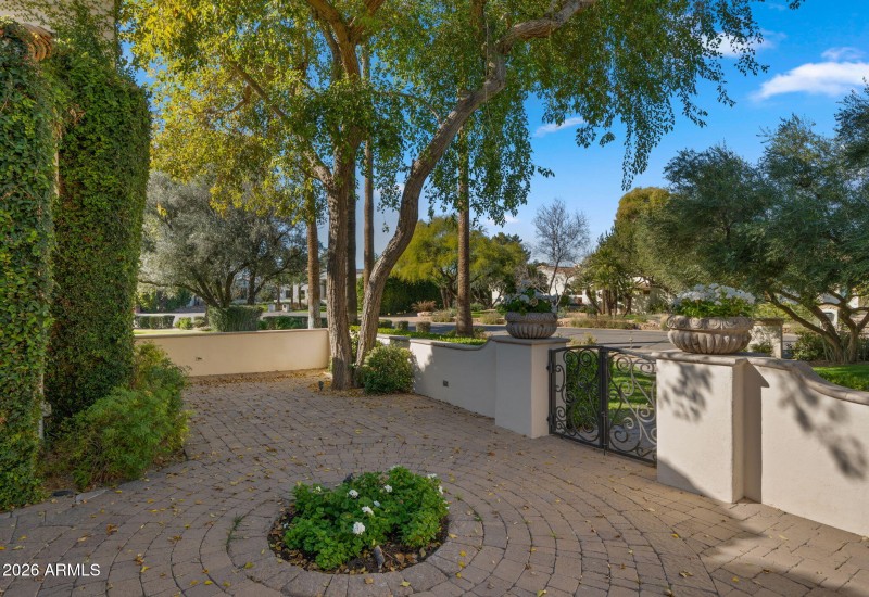 12-web-or-mls-Front yard4