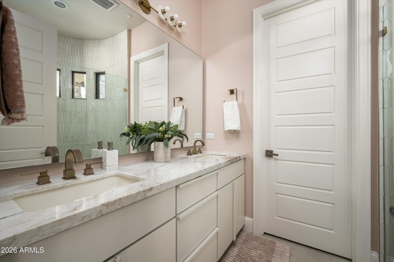 Bathroom 2 en suite with dual sinks