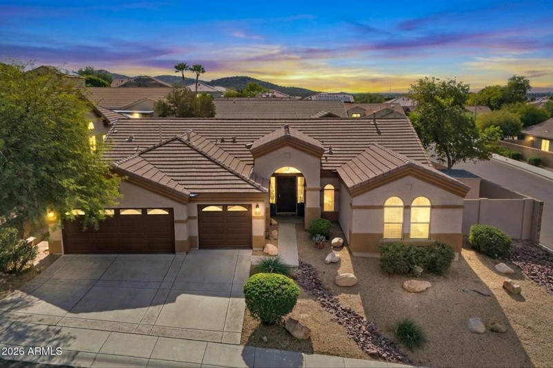 Hillside cul-de-sac setting