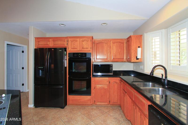 Kitchen 4 - lots of cabinets - double ov
