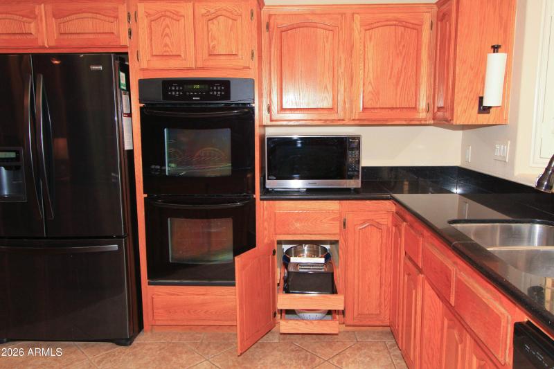 Kitchen 5 - pull outs for pots and pans