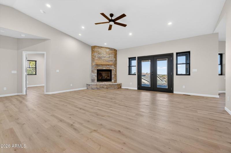 9-web-or-mls-2108-lakewood-dr