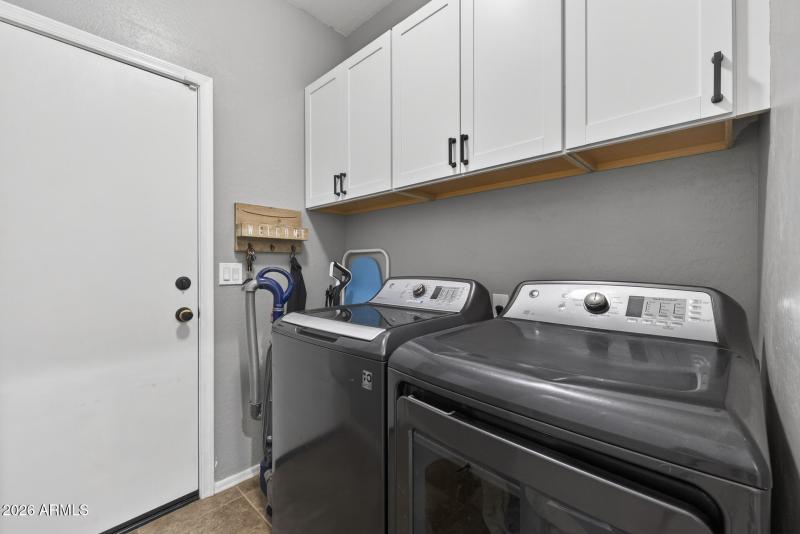 27)LAUNDRY ROOM