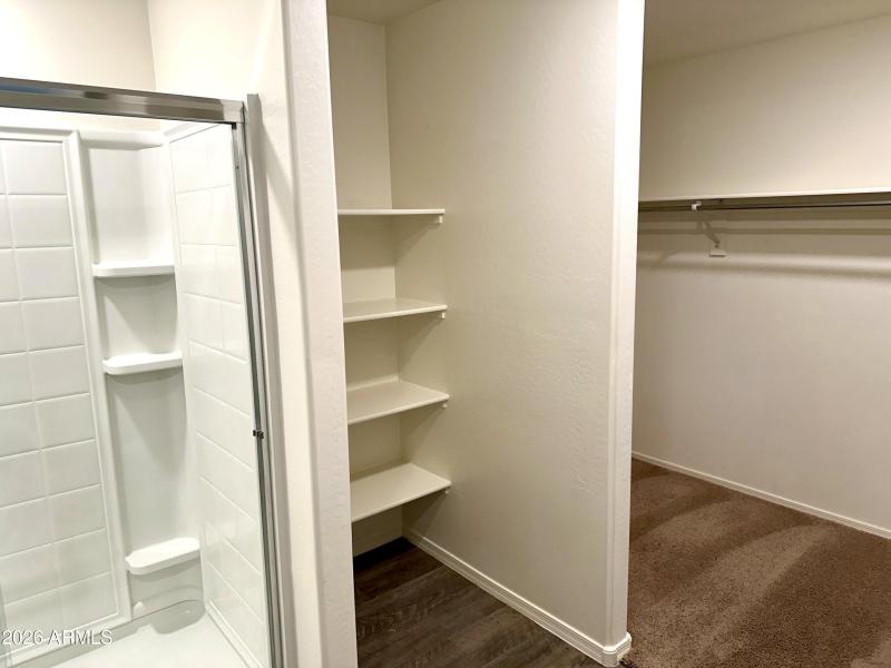 Master linen and walk in