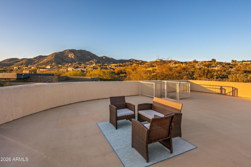 063_Expansive Rooftop Deck