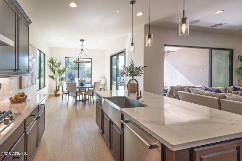 Kitchen & Eat in Area