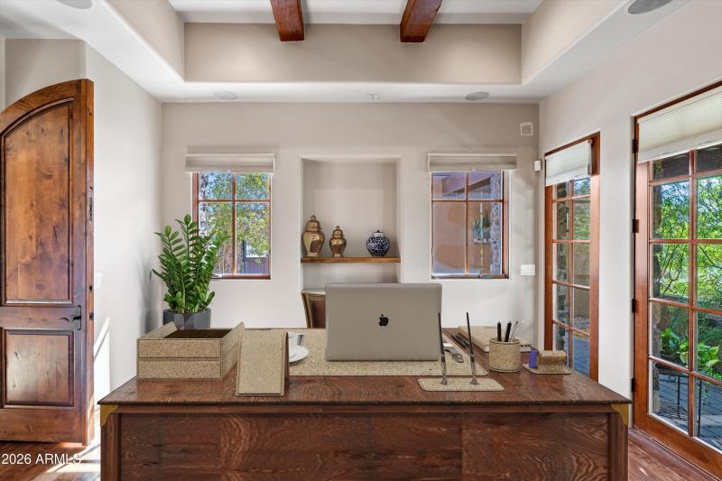 076-Office [Staged]