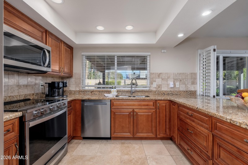 Granite Kitchen & SS Appliances