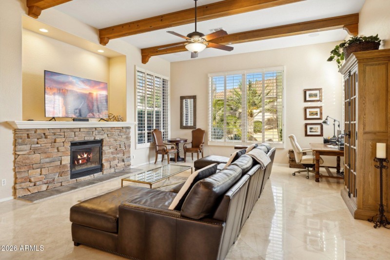 Fmly Rm with Gas Fireplace