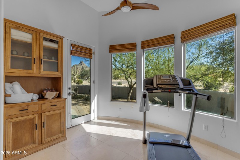 Flex space in primary bathroom