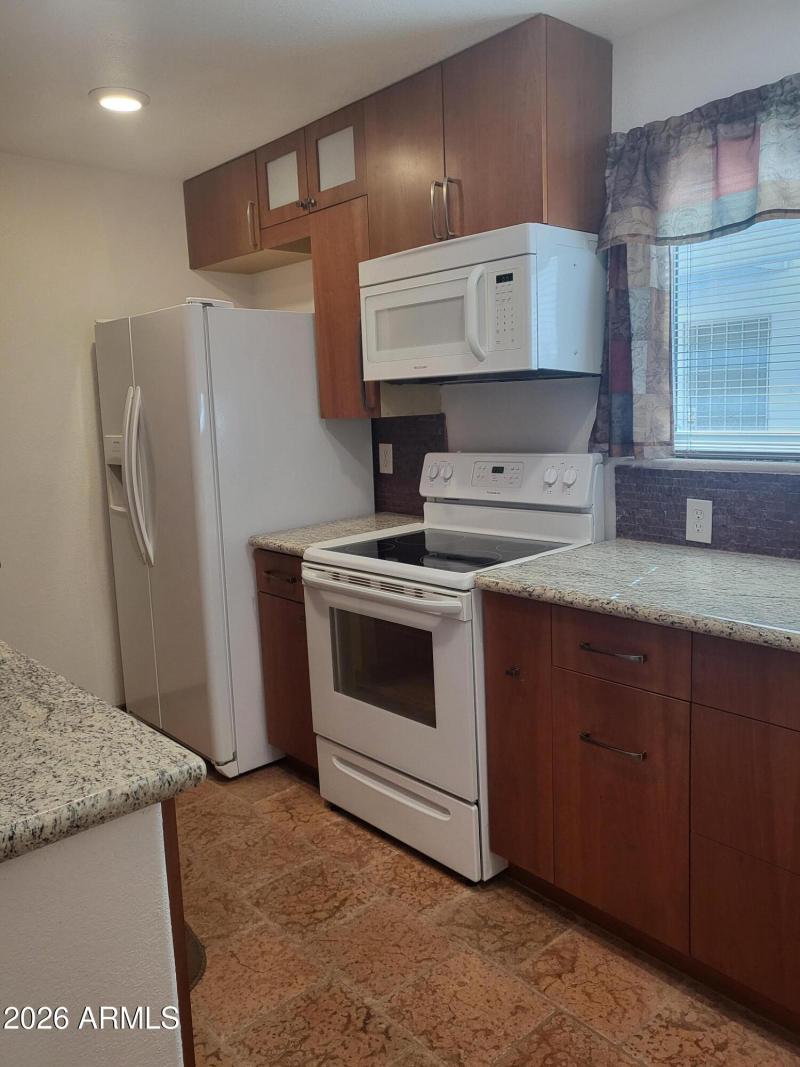 ACCENT LIGHTS IN UPPER CABINETS