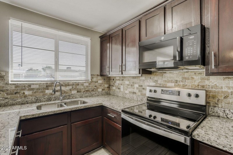 2952 N 53rd Dr - Web Quality - 011 - 11