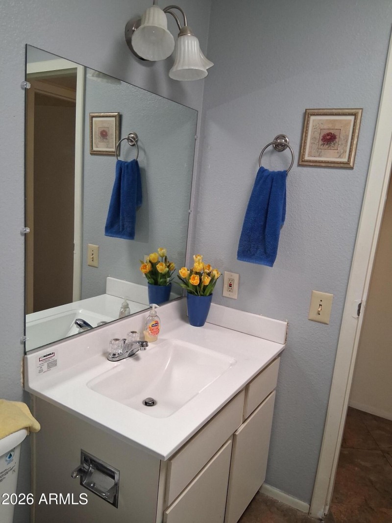 13663 Hall Bath2