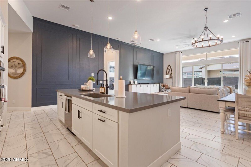 Kitchen Island & Prep Space