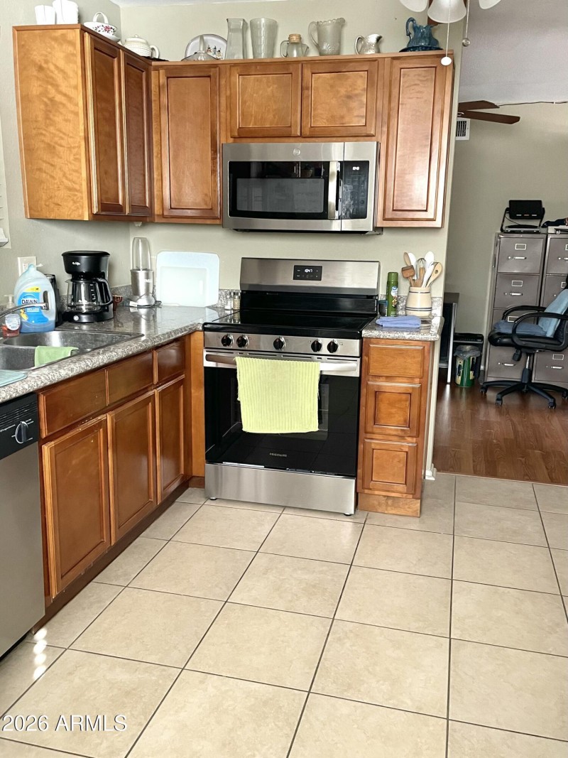 Beautiful Wood Cabinets in Kitvhen