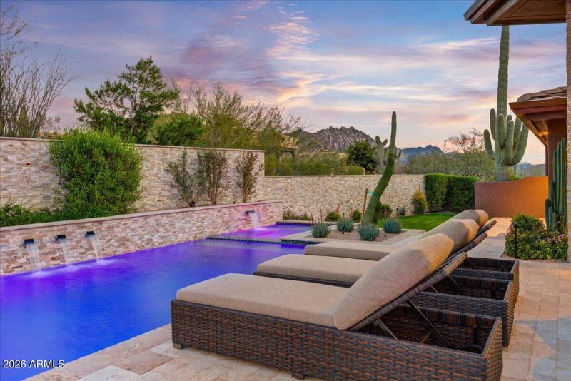 50-Relax Poolside