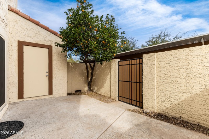 entry to laundry from pation