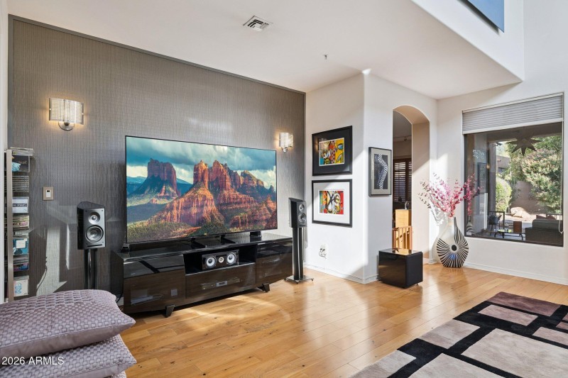 9-web-or-mls-8364-e-las-estancias-st