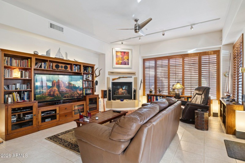 10-web-or-mls-8364-e-las-estancias-st