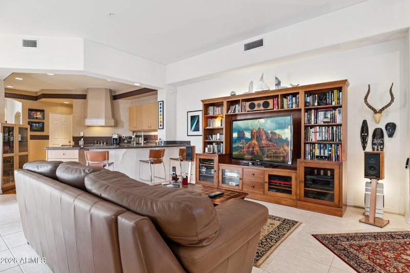 11-web-or-mls-8364-e-las-estancias-st