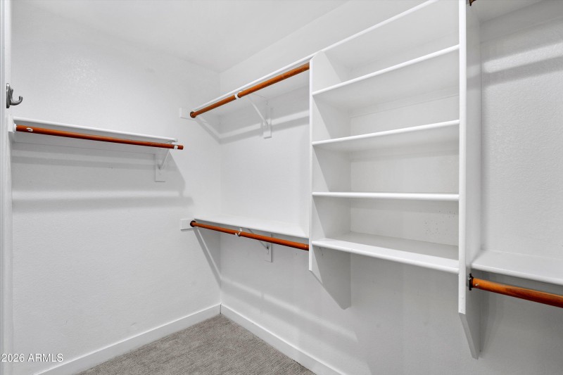 19-Walk-in Closet